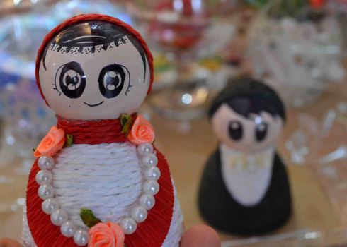 4.Những con búp bê xinh xắn được làm từ chung rượu, bóng bàn và giấy được Ngọc Linh chọn để khởi nghiệp. Ảnh: Xuân Hường