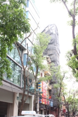 Các công trình “quy mô lớn” nhưng “không phù hợp với cảnh quan và nội dung giấy phép” trên phố Triệu Việt Vương .