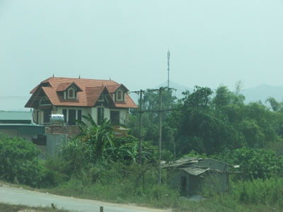 Nhiều biệt thự xây dựng trên đất nông nghiệp. Ảnh: Tuấn Minh