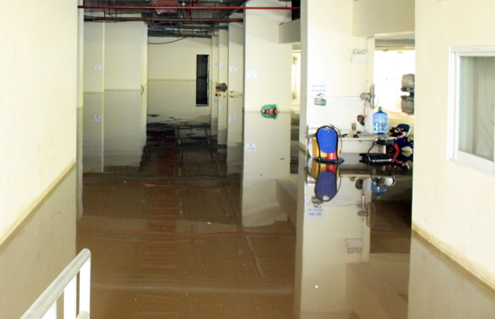 Nước bên ngoài tràn vào gây ngập tầng hầm cao ốc. Ảnh: An Nhơn