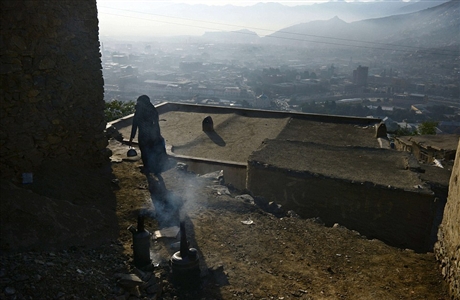 Đây là cách người dân nơi đây đun nước. Họ đặt chiếc lò bên ngoài căn nhà bằng đất của mình để nấu nướng