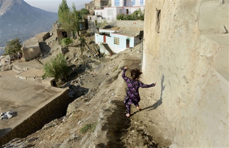 Bé gái ở thủ đô Kabul chạy nhảy trên sườn núi