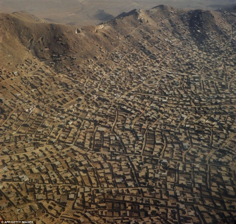 Có thể nói cuộc sống của người dân Afghanistan nói chung và người dân thủ đô Kabul nói riêng đang gặp nhiều khó khăn và nguy cơ còn gặp khó khăn hơn vào năm 2014, khi liên quân do NATO đứng đầu rút khỏi nước này