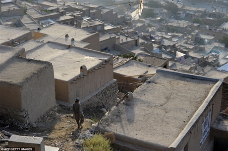 Người dân sinh sống trên các sườn đồi khá nhiều, và mật độ nhà cửa cũng rất dày đặc.            Việc đi lại trên các sườn đồi cũng gặp không ít khó khăn do đường dốc và trơn