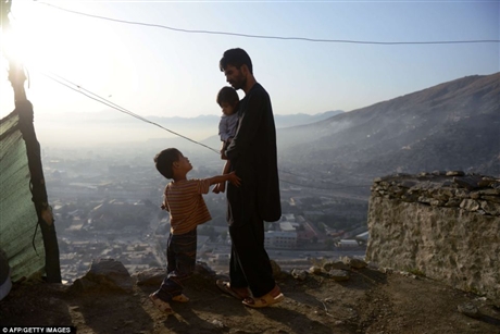 Người đàn ông này là một công nhân xây dựng nhưng ngôi nhà của anh vẫn chưa được xây xong. Bãi đất ông đang đứng chính là nơi anh sẽ xây tiếp ngôi nhà của mình