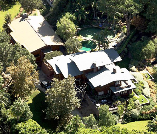 Angelina Jolie và Brad Pitt sở hữu một biệt thự rộng lớn ở Los Angeles.