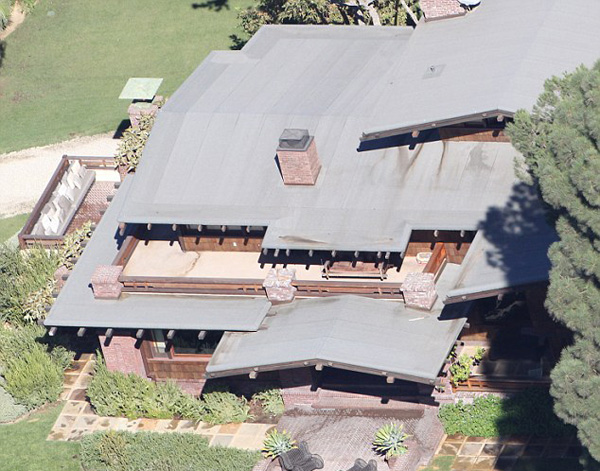 Quanh ngôi nhà là cây vườn xanh tươi với rất nhiều khoảng sân cho các nhóc vui đùa.