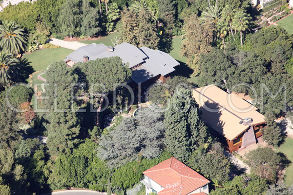 Quanh ngôi nhà lớn còn có một vài ngôi nhà nhỏ nằm trong villa của cặp đôi.