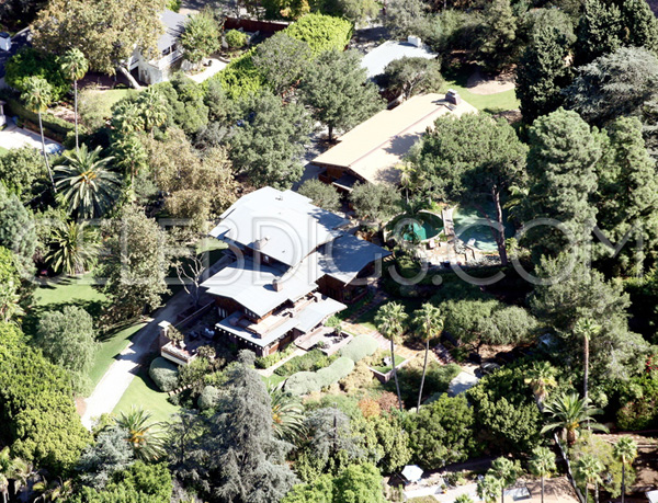 Biệt thự xanh tươi và rộng rãi này chỉ là một trong số nhiều bất động sản giá trị của Jolie-Pitt. Cặp đôi còn có lâu đài rộng lớn ở miền nam nước Pháp và một biệt thự ở Sussex, Anh.