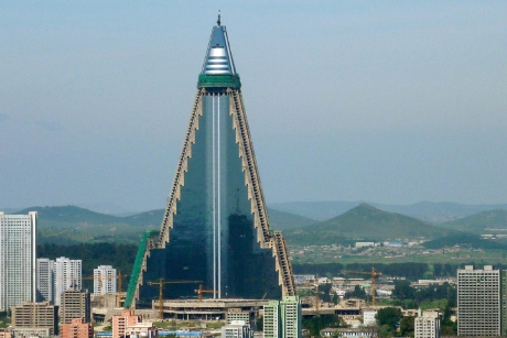 Khách sạn Ryugyong tại thủ đô Bình Nhưỡng, CHDCND Triều Tiên đang trong giai đoạn hoàn thành với toàn bộ 105 tầng. Khách sạn được thiết kế theo kiểu tháp nhọn giống như đầu của mũi tên đang bay lên trời