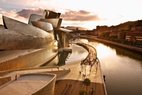 Bảo tàng Guggenheim Bilbao tại Tây Ban Nha nằm bên dòng sông