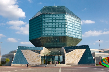 Thư viện quốc gia Belarus được thiết kế theo hình viên kim cương. Bề ngoài của tòa thư viện này đều được lắp hệ thống kính. Về đêm, thư viện này trông như một chiếc nhẫn đính hôn có viên kim cương khổng lồ