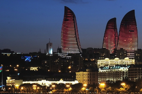Hệ thống tòa nhà Azerbaijan gồm khách sạn Fairmont, văn phòng và trung tâm mua sắm tựa như ba ngọn lửa đang cháy trong đêm