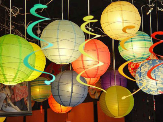 Nhà ngập sắc màu với đèn lồng Trung Thu