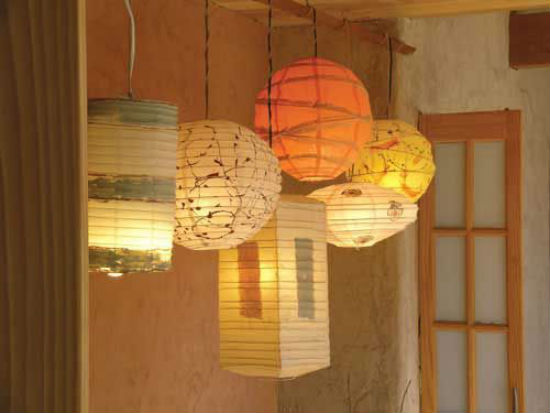 Nhà ngập sắc màu với đèn lồng Trung Thu