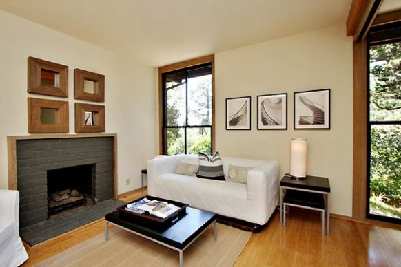 Nhiều đồ nội thất cùng sàn và trần nhà được lát gỗ.