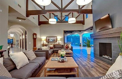 Phòng khách lộng lẫy, ấm cúng.