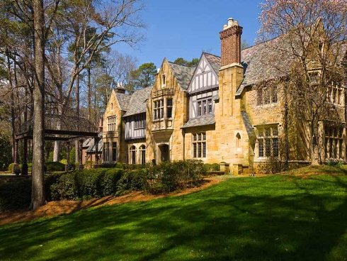 Biệt thự được xây dựng theo phong cách Tudor với cửa ra vào và các cửa sổ bố trí tùy hứng.