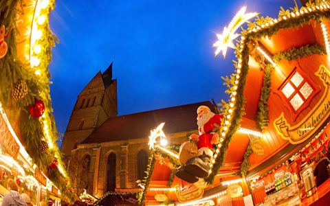 Mô hình ông già Noel rực sáng ở hội chợ tại Hanover. Ảnh: EPA